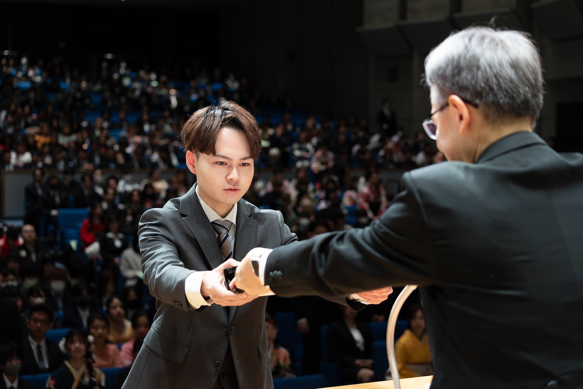 2025年度FSGカレッジリーグ合同卒業式で卒業証書を授与される学生