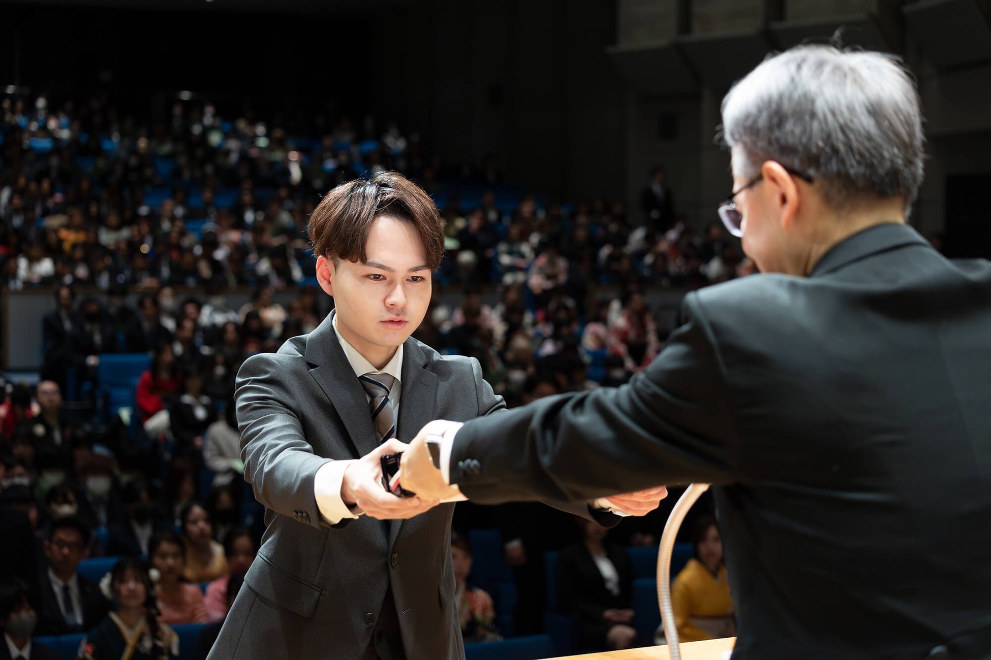 2025年度FSGカレッジリーグ合同卒業式で卒業証書を授与される学生