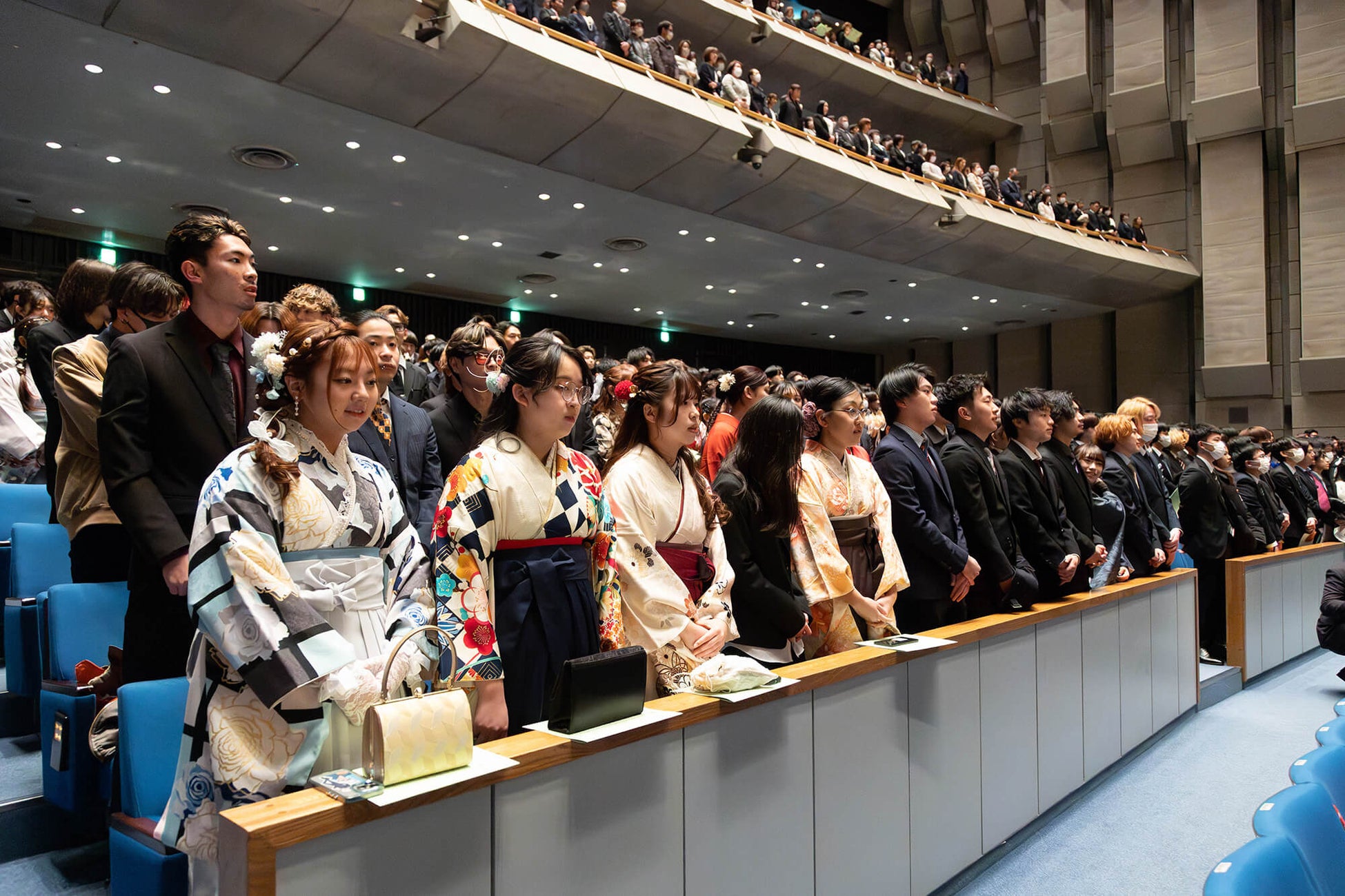 晴れ着で2025年度FSGカレッジリーグ合同卒業式に参加する学生たち