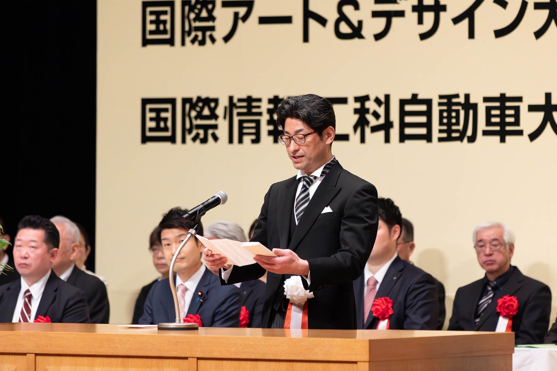 2025年度FSGカレッジリーグ合同卒業式で祝辞を述べる来賓の方