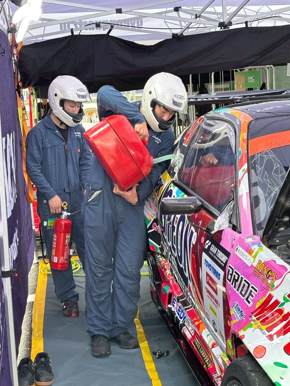 【専門学校 新潟国際自動車大学校】D1グランプリのサポートメカニックとして本校学生が参戦!プロの現場で実践経験を積む