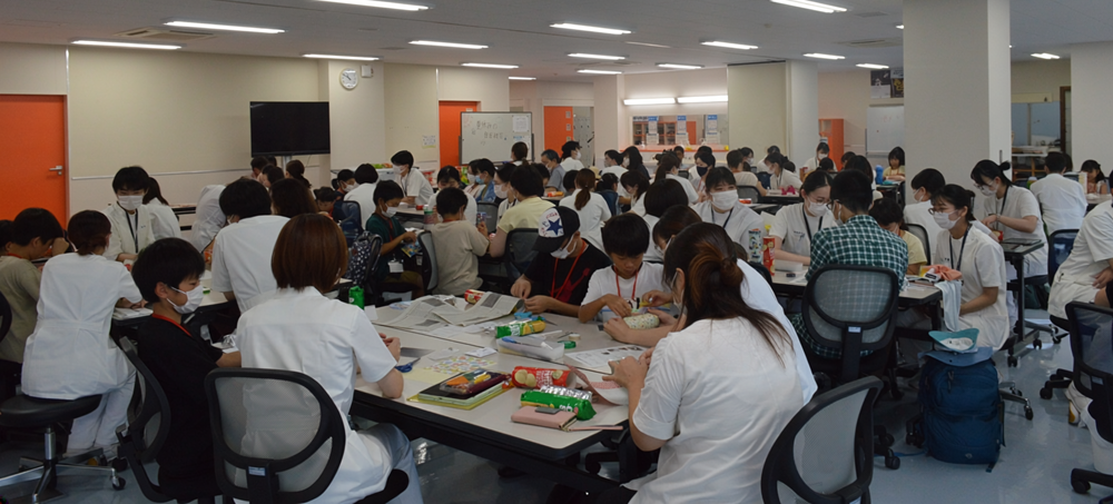 【新潟医療福祉大学】8/22（土）物が見える不思議を体験しませんか？夏休みの自由研究イベント「偏光板でステンドグラスづくり」にチャレンジ！