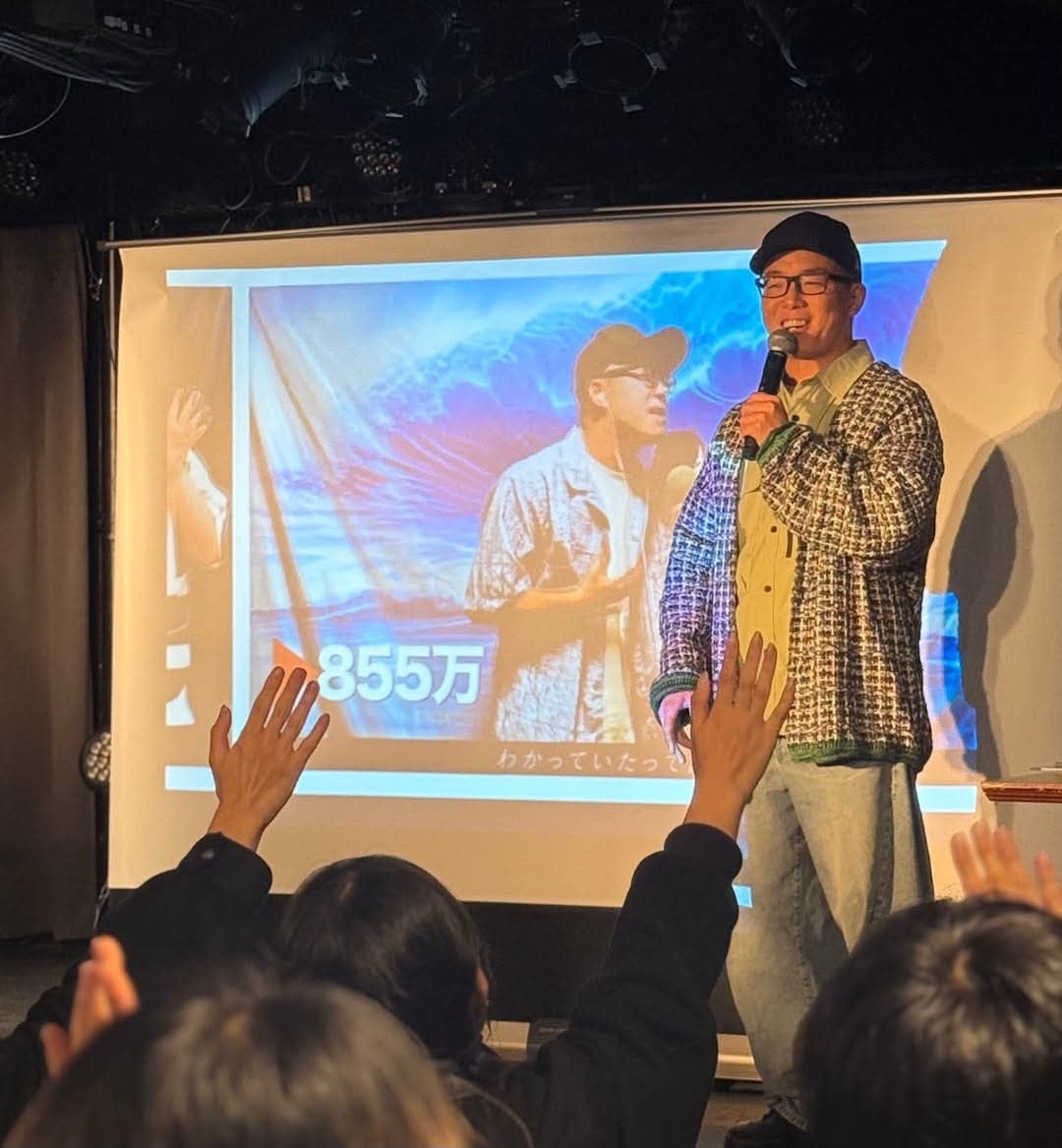 アーティスト・ずま（虹色侍）さんが来校トーク＆ライブ形式の「SHOW!音楽エンタテイメントゼミ」を開催～SNSで音楽を届ける工夫を学び、即興ソングを間近で体感～