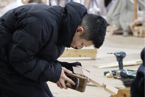 建築大工の技術向上に励む藤井雅空さんの様子