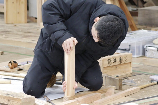 技能五輪全国大会に向けて練習をする藤井雅空さんの様子