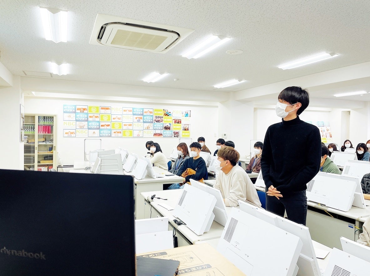 パソコン越しに質問をする学生の様子