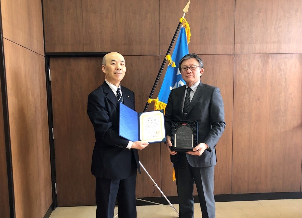 伝達式　左：新潟県職業能力開発協会　木川専務理事、右：渡辺校長