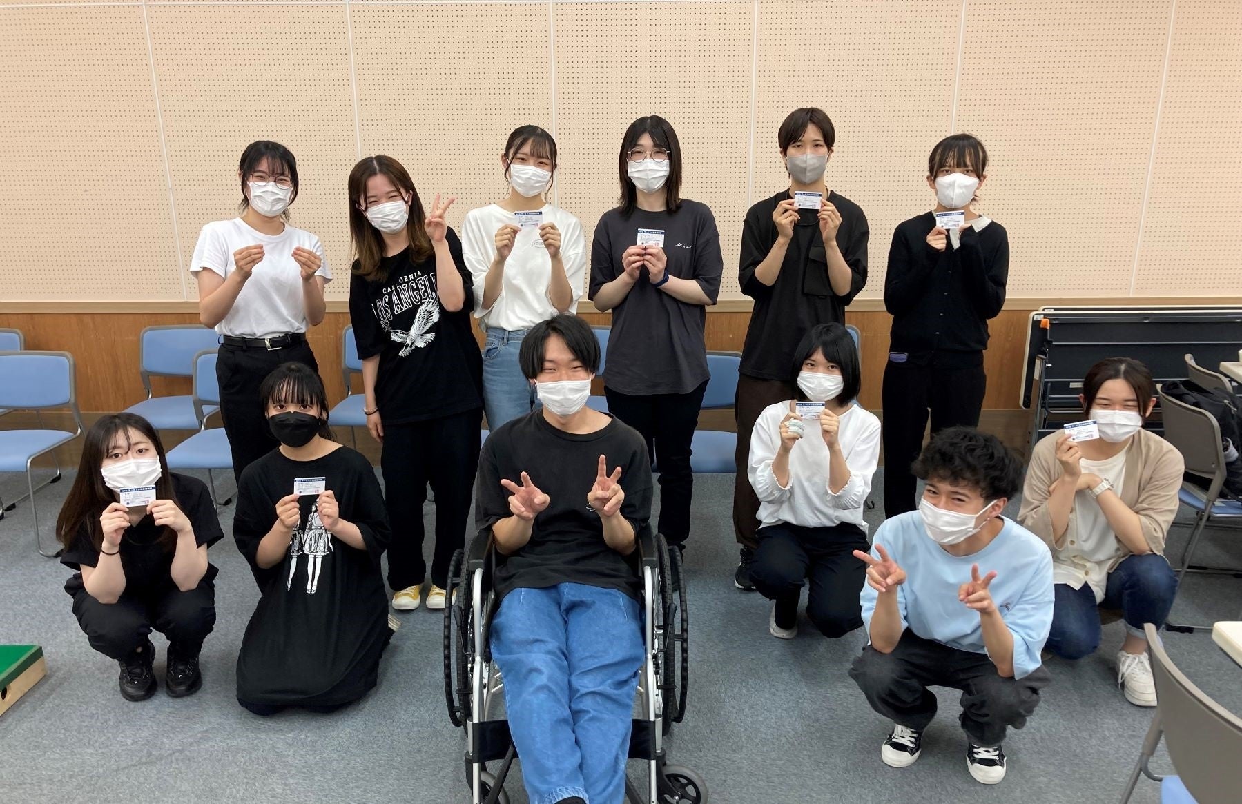 【修了証を手に記念撮影】