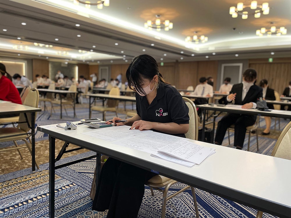 開会式前に会場にて練習する様子