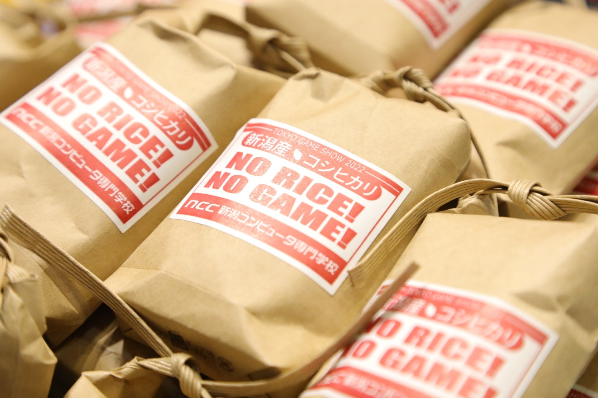 ブースでは姉妹校「新潟農業・バイオ専門学校」が栽培したコシヒカリを配布