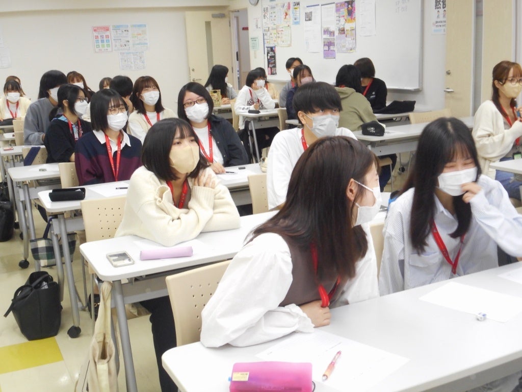 隣の学生と話し合いをしている様子