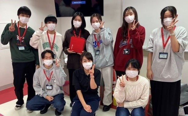 【検定試験が終了し、ほっと一息、講師と記念撮影】