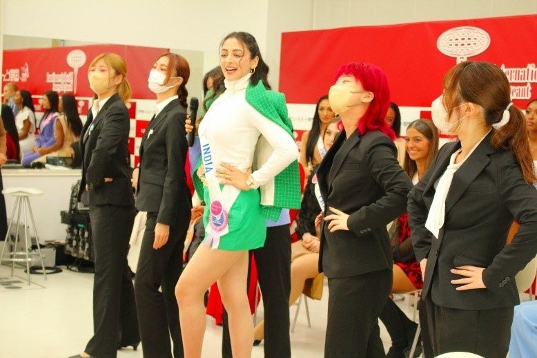 ウォーキング、ポージングのレッスン