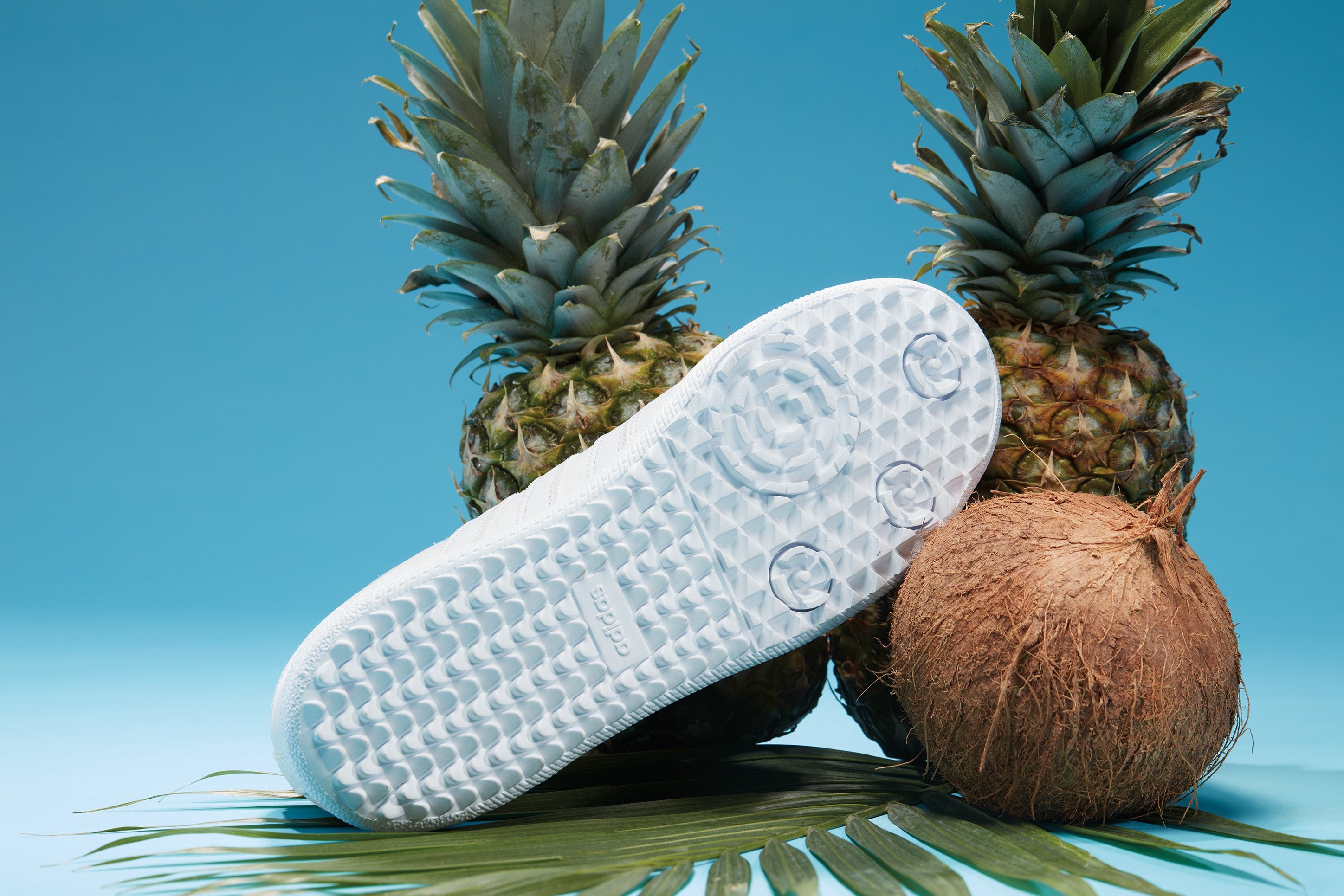 最終お値下げ　(新品)adidas SAMBA GOLF ゴル フシューズ アディダス、人気モデル・SAMBAのゴルフシューズ第2弾が登場