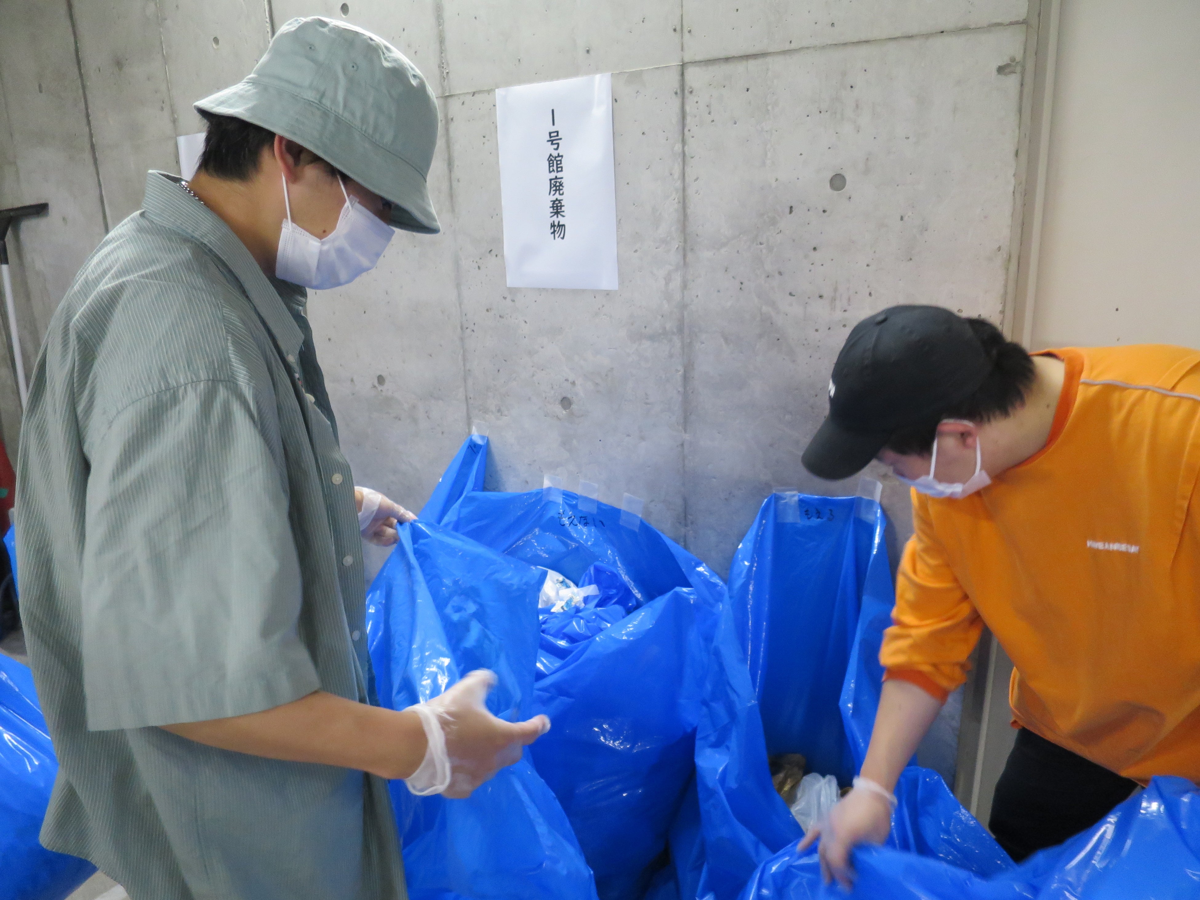 学内から出るゴミの量や内容を調査するメンバー