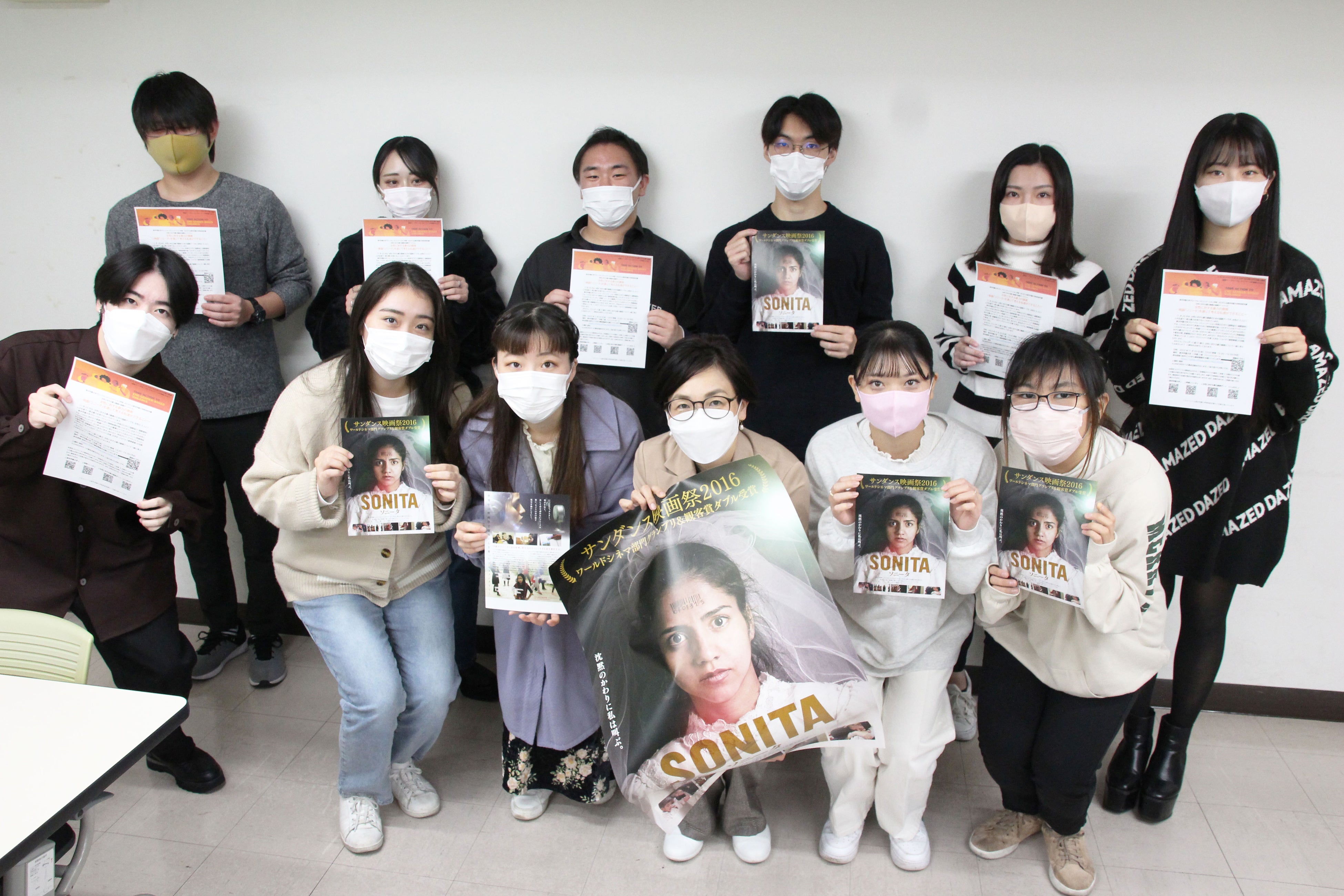 川口専任講師とゼミ生