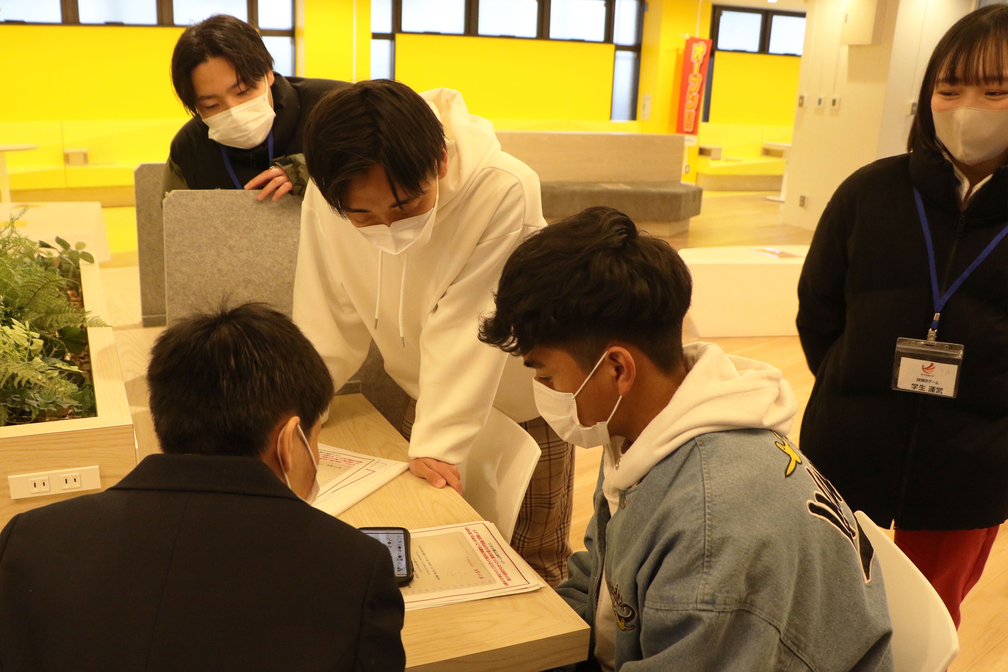 チームで謎解きをする入学予定者たち