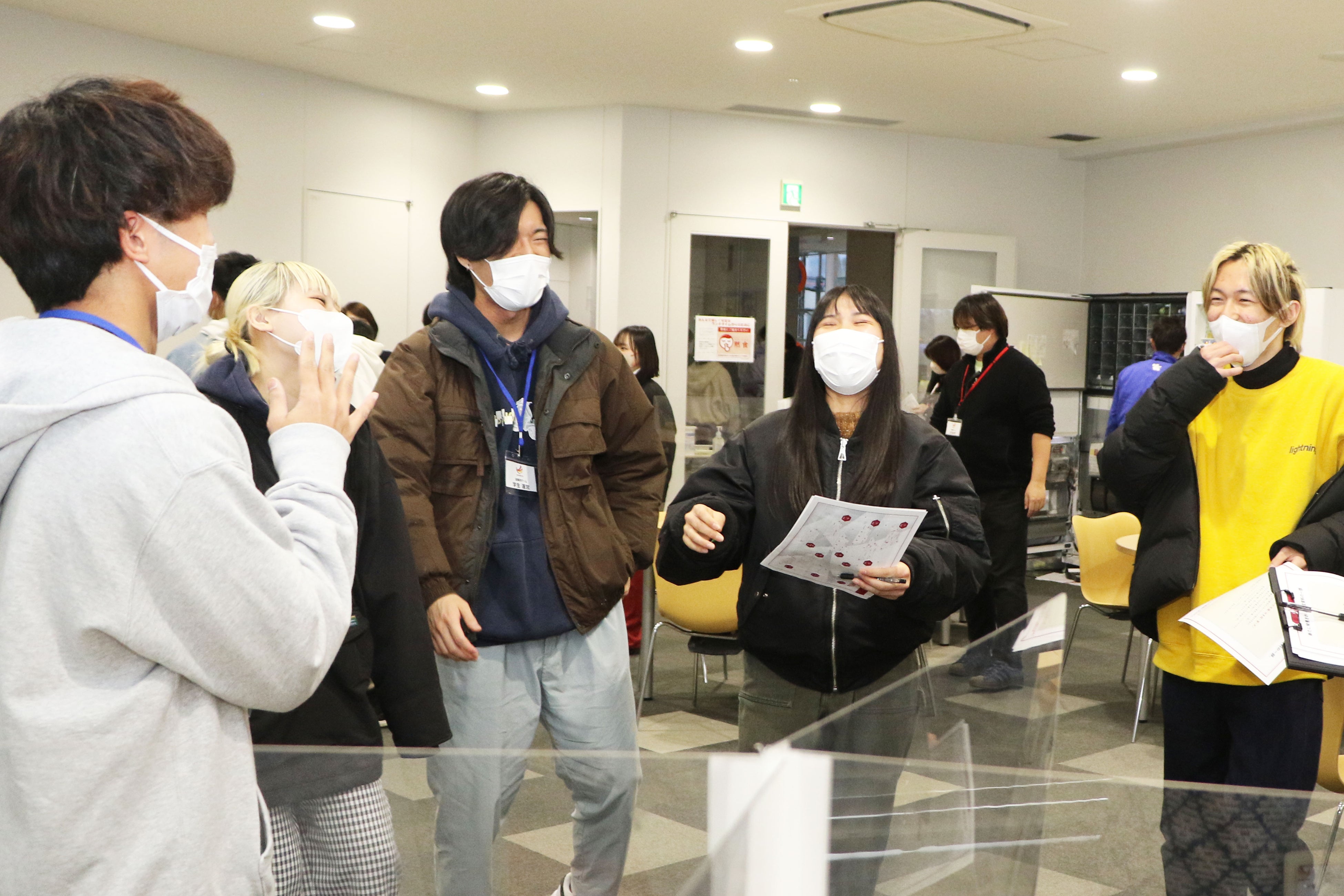 在学生と交流する入学予定者たち