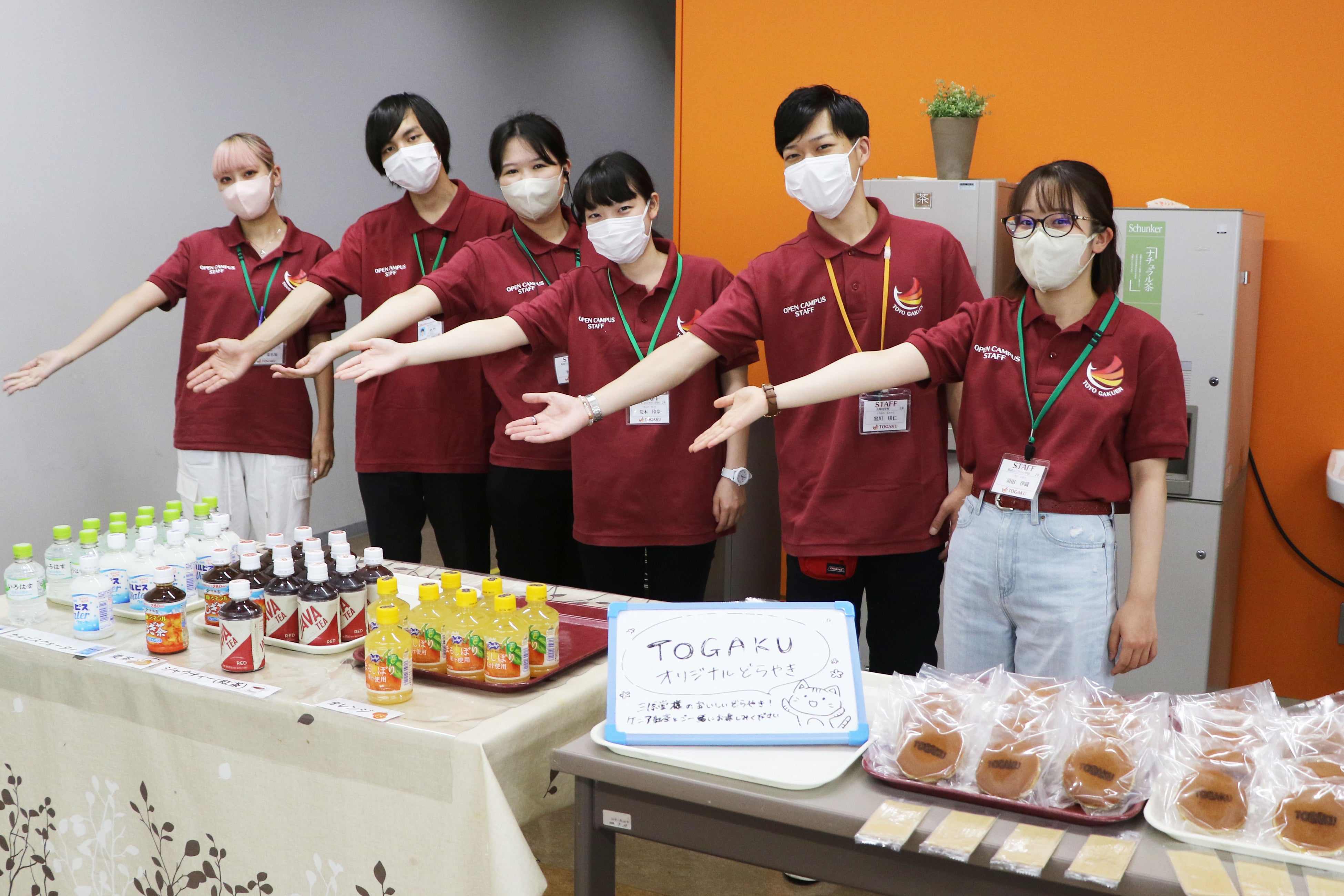 ティーパーティーで在学生や先生と交流