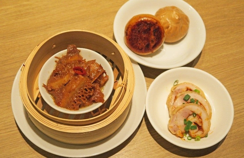 写真:津久井味噌とハチの巣の蒸し物(左)、黒味噌の焼き豚まん(右上)、江戸甘味噌の大山鶏チャーシュー(右下)