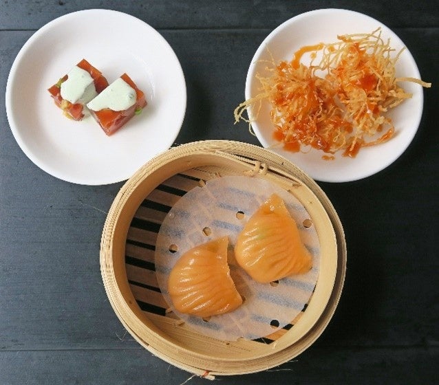 清水屋ケチャップのゼリー寄せ　パクチーソース仕立て（左上）、横濱のトマトソースを使った蒸し餃子（中央）、ハバネロトマトケチャップの海鮮団子の変わり揚げ（右上）
