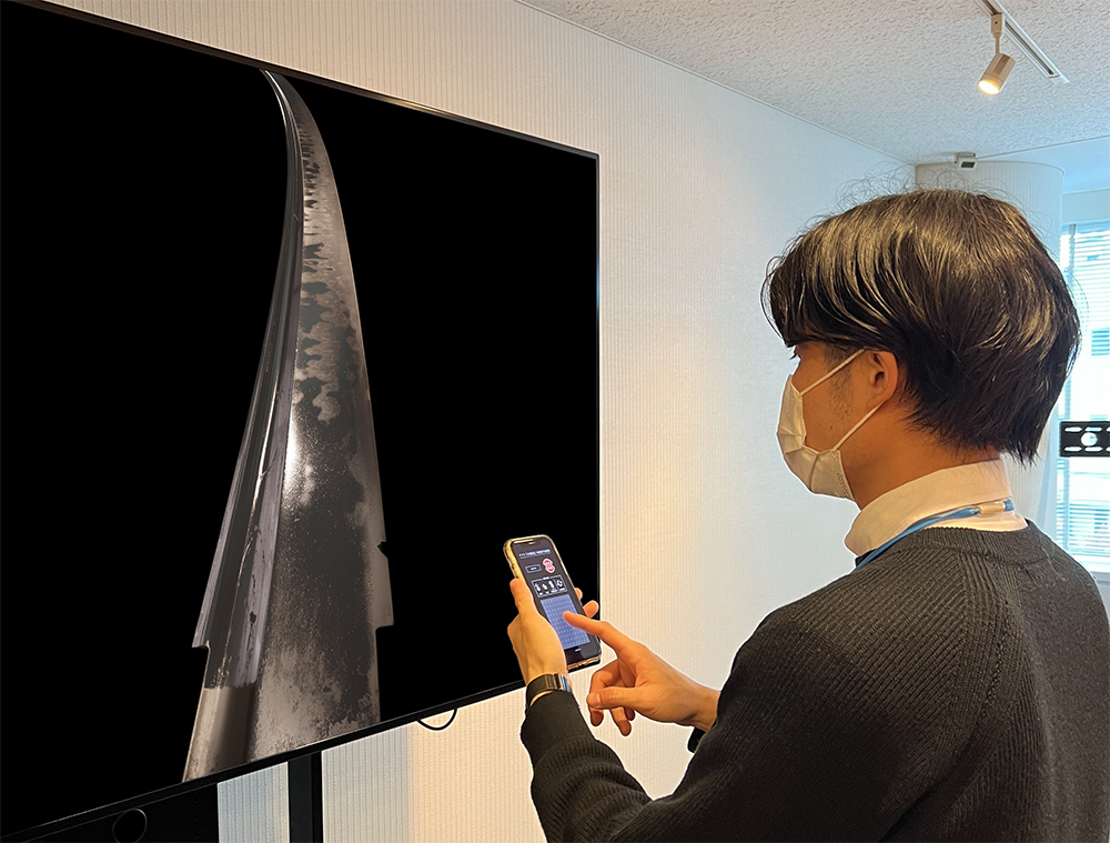 刀剣のデジタル鑑賞体験システム　©TOPPAN INC. （表示は山鳥毛（©Setouchi City）鑑賞の様子）