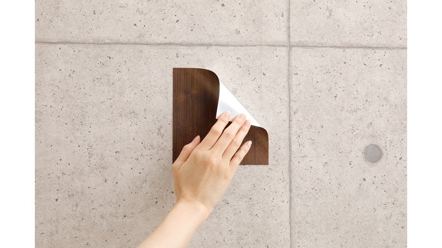 意匠性を付与したミリ波吸収体を壁紙として使用した活用例 © TOPPAN INC.