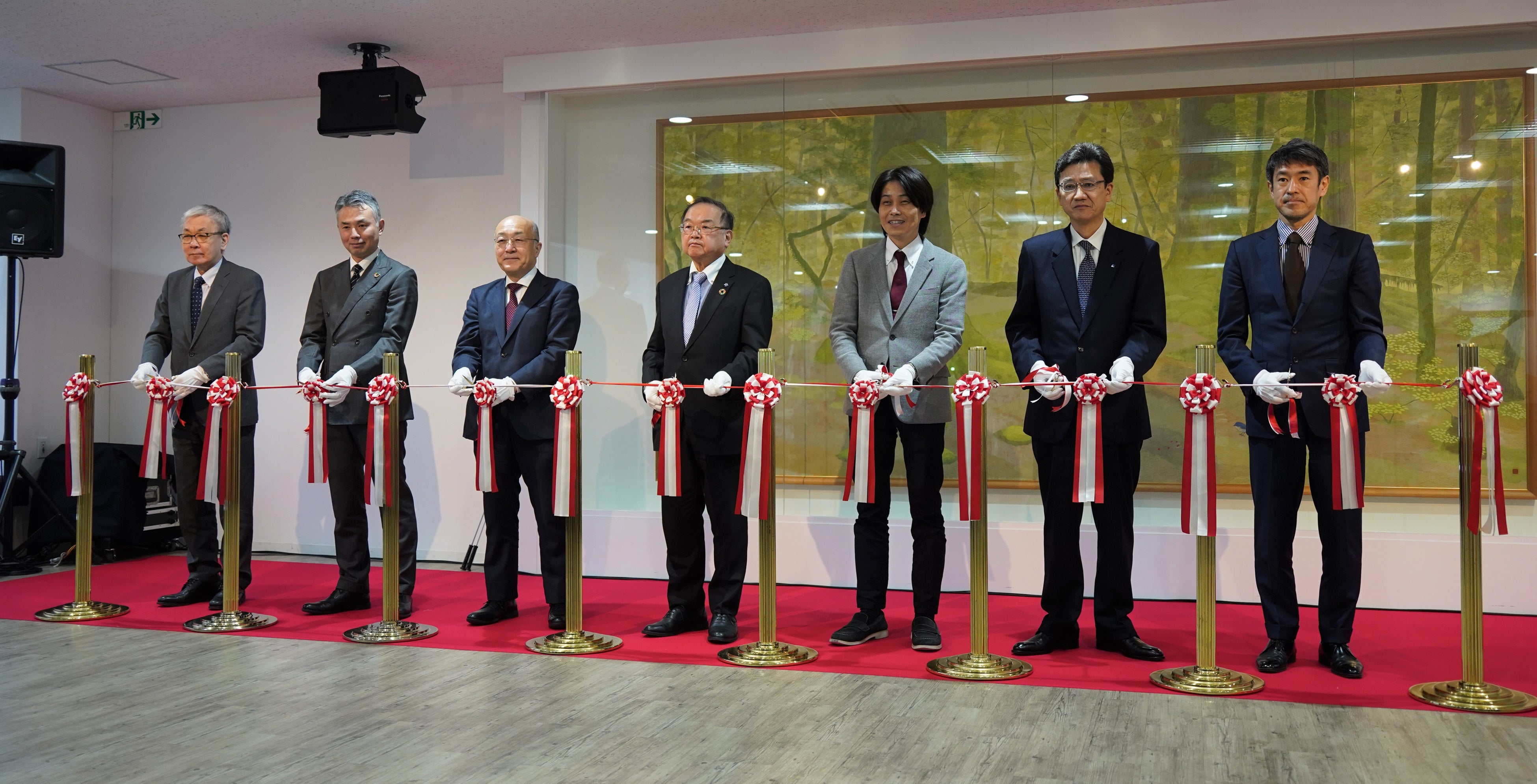 記者会見の様子（写真左から、島津製作所 馬瀬嘉昭専務執行役員、伊藤ハム米久ホールディングス 小山剛上席執行役員、大阪大学 桑畑進工学研究科長、大阪大学 金田安史理事・副学長、大阪大学大学院工学研究科応用化学専攻 松﨑典弥教授、凸版印刷 遠藤仁常務執行役員、