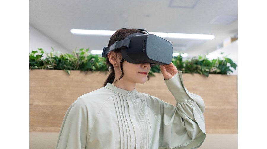 「安全道場VR™」に新コンテンツ追加！化学溶剤事故体験が可能に。専用端末もリニューアルし、多言語・オリジナルコンテンツも追加可能に。集合研修にも最適。価格は250,000円/台。