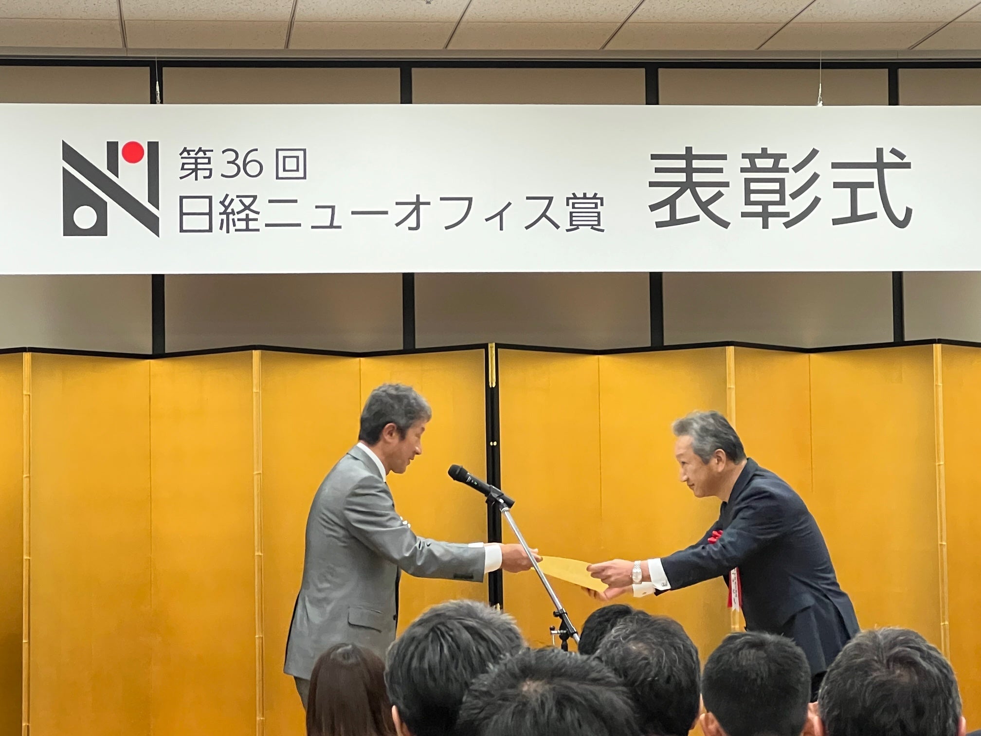 「第36回日経ニューオフィス賞」授賞式の様子。賞状を受け取る常務執行役員　山中紀夫