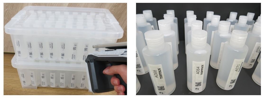 液体の入った樹脂容器を高出力ハンディリーダやスマートシェルフリーダにて一括読取りを行うイメージ © TOPPAN INC.