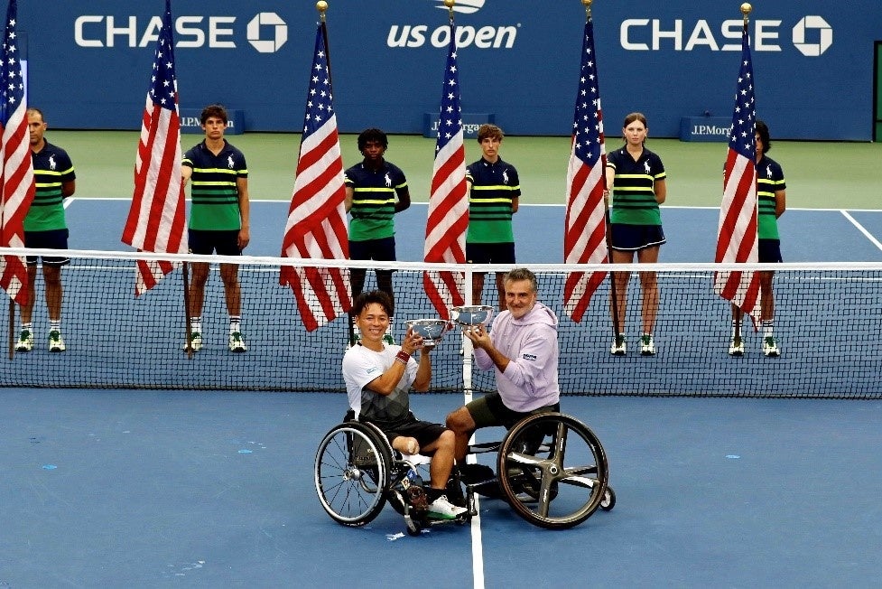 優勝杯を掲げる眞田選手（左）とウデ選手(右)