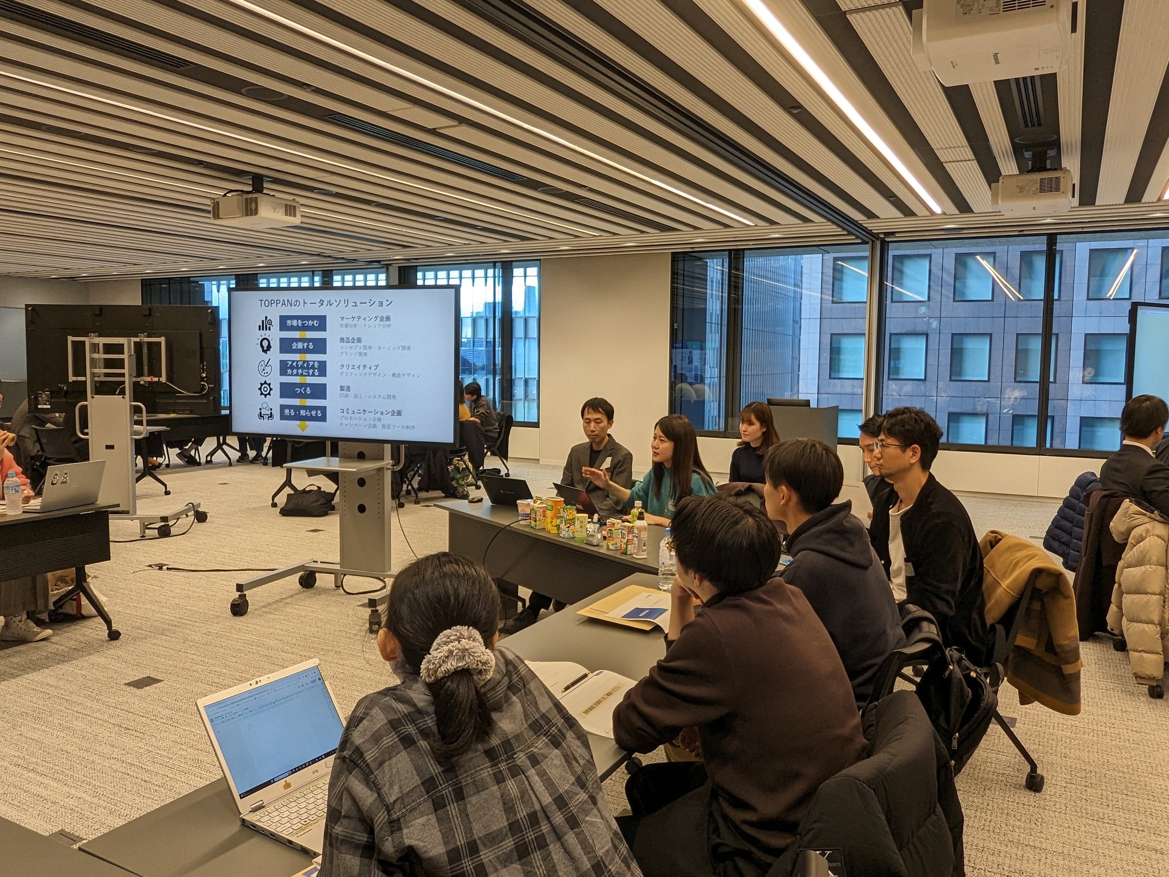 Z世代の学生とビジネスプランを策定している様子© TOPPAN Inc.