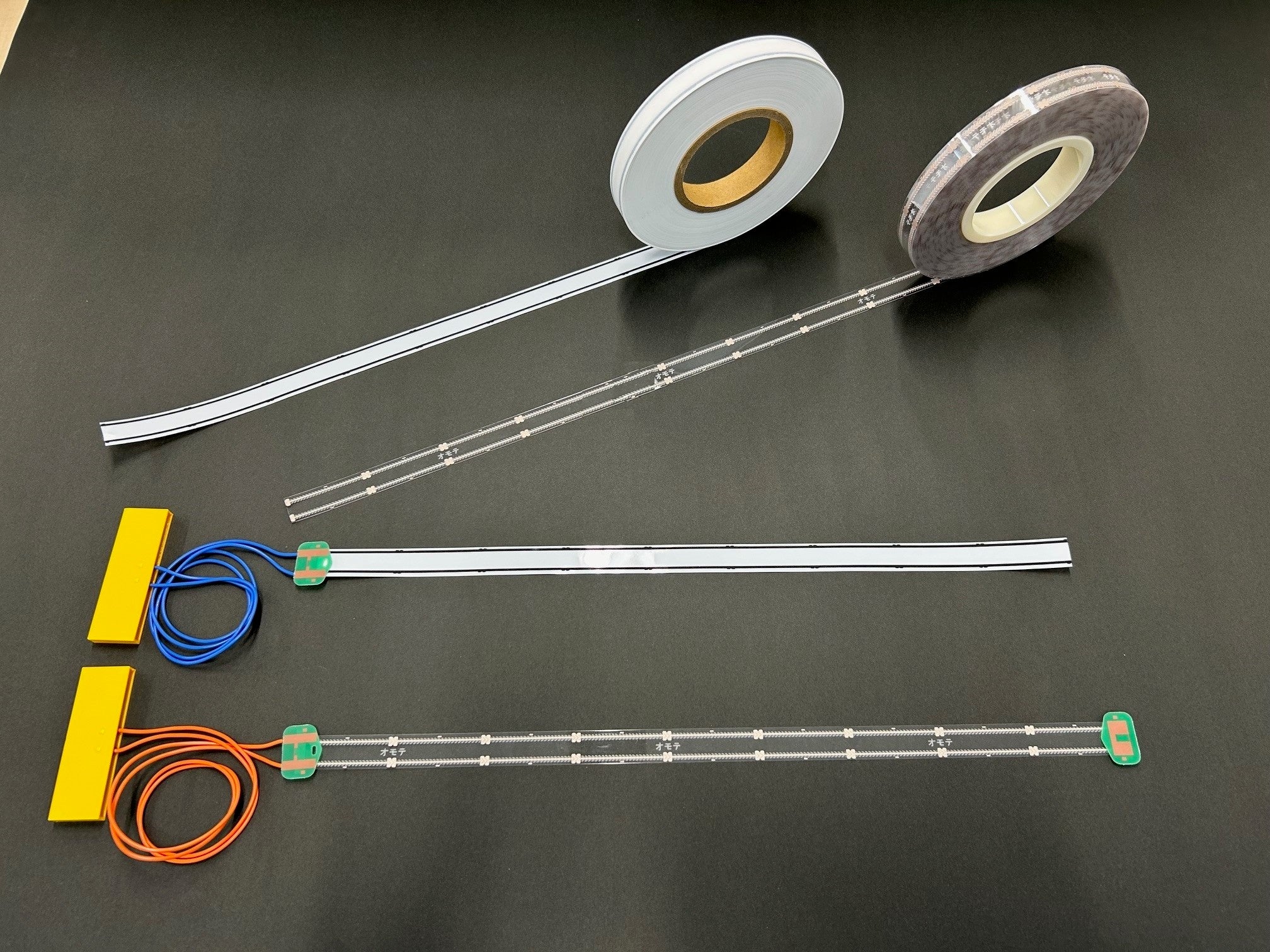 液漏れ検知システム（RFIDタグとテープ状の検知部） © TOPPAN Edge Inc.