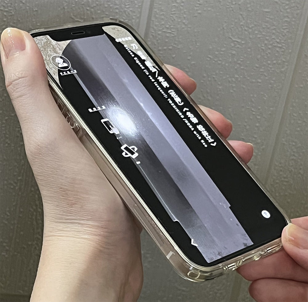 スマートフォンを傾けると光の当たり方が変化する