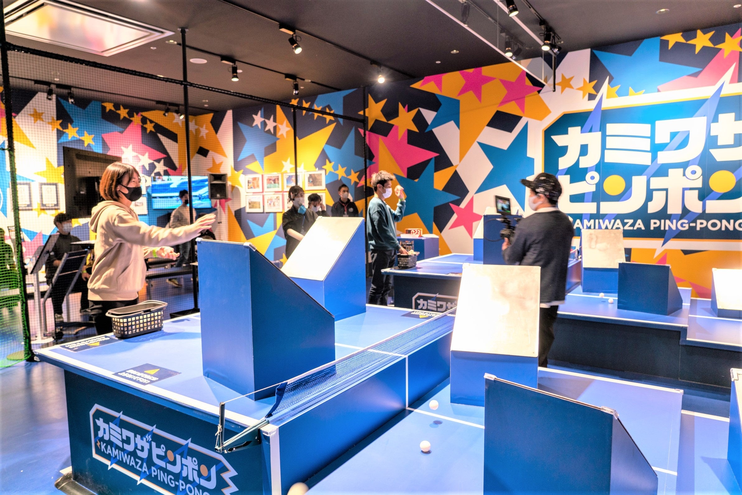 　家族が見守る中で本番前の調整に臨む予選通過者