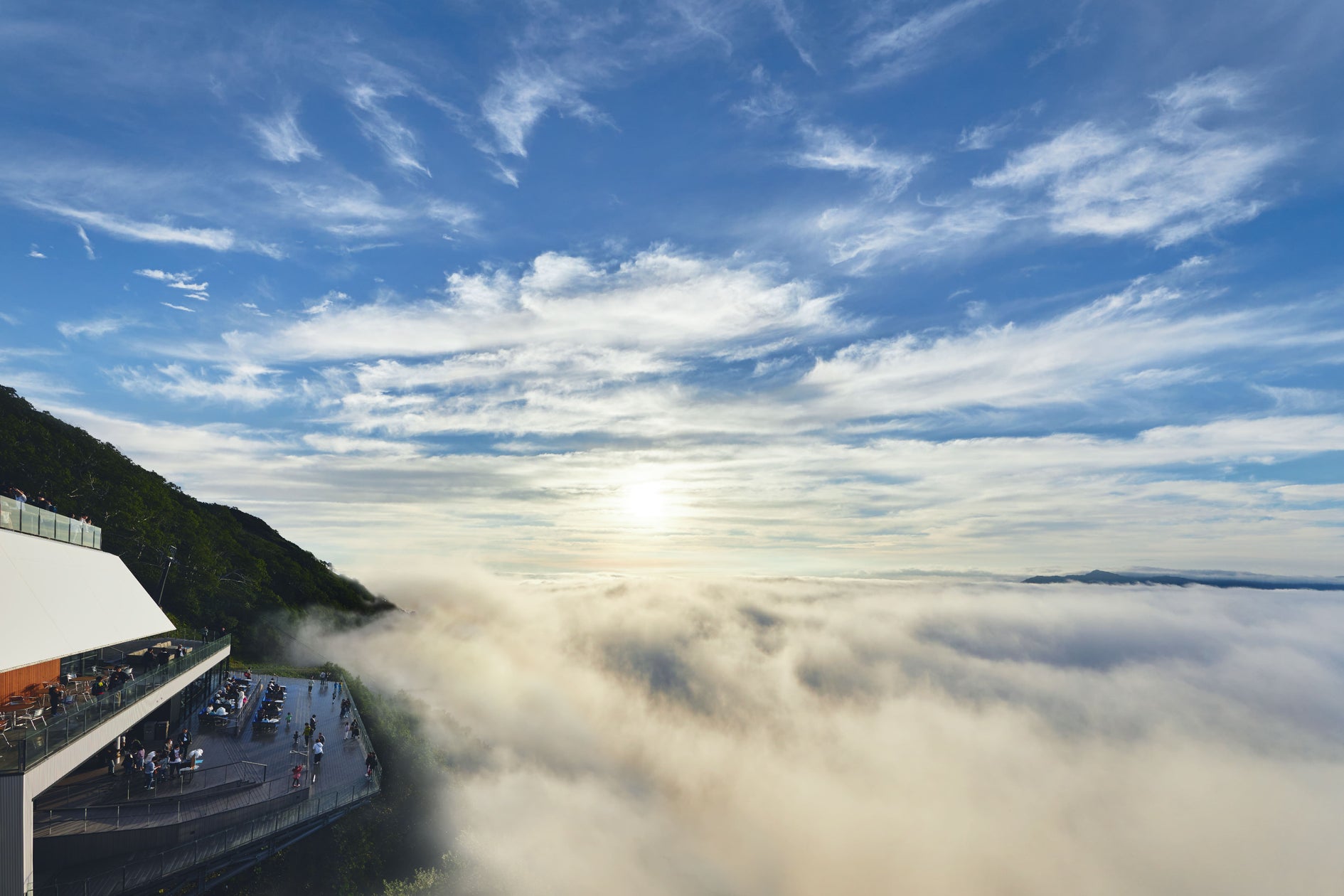 【トマム】20周年を迎える「雲海テラス」オープン!今年もダイナミックな雲海に出会えるチャンス到来、雲をイメージした「雲ケーキ」も新登場|営業 ...