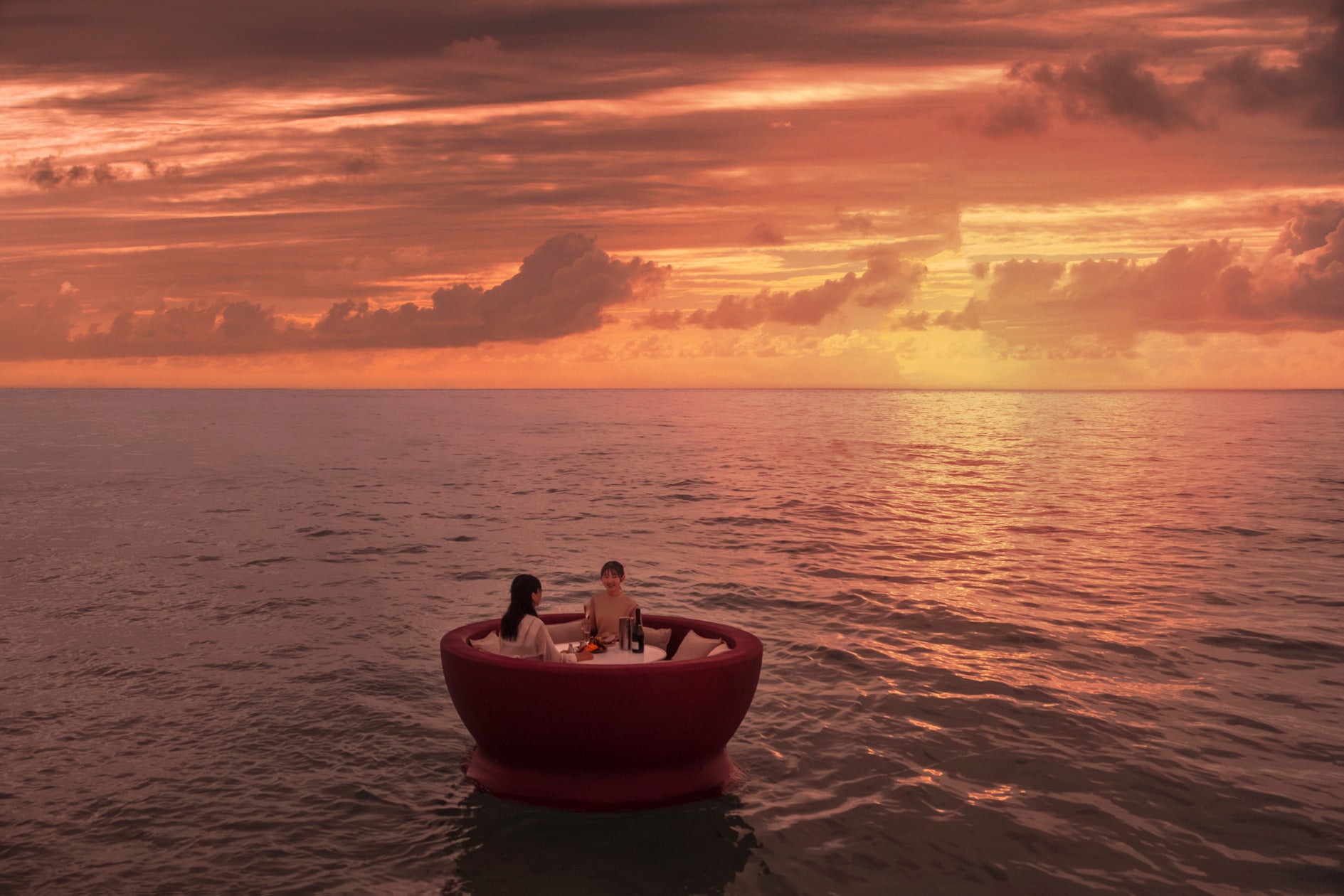 【リゾナーレ小浜島】海上に浮かぶラウンジで、紅く染まる絶景を独り占めする「朝焼け海上ラウンジ」開催 | 星野リゾートのプレスリリース