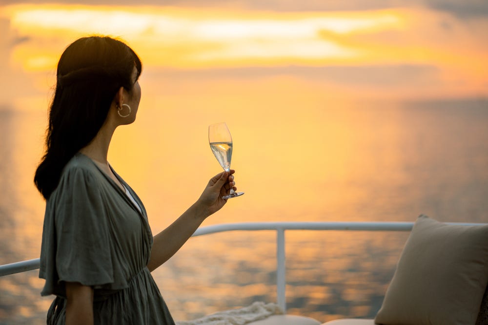 海に沈む夕日を眺めながら過ごす、島時間の贅沢なひととき
