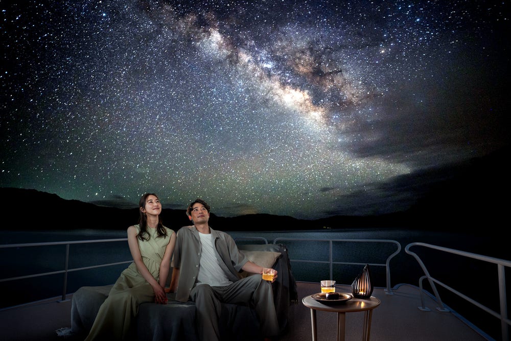 360度の星空に包まれる西表島の夜。天の川がはっきりと見える