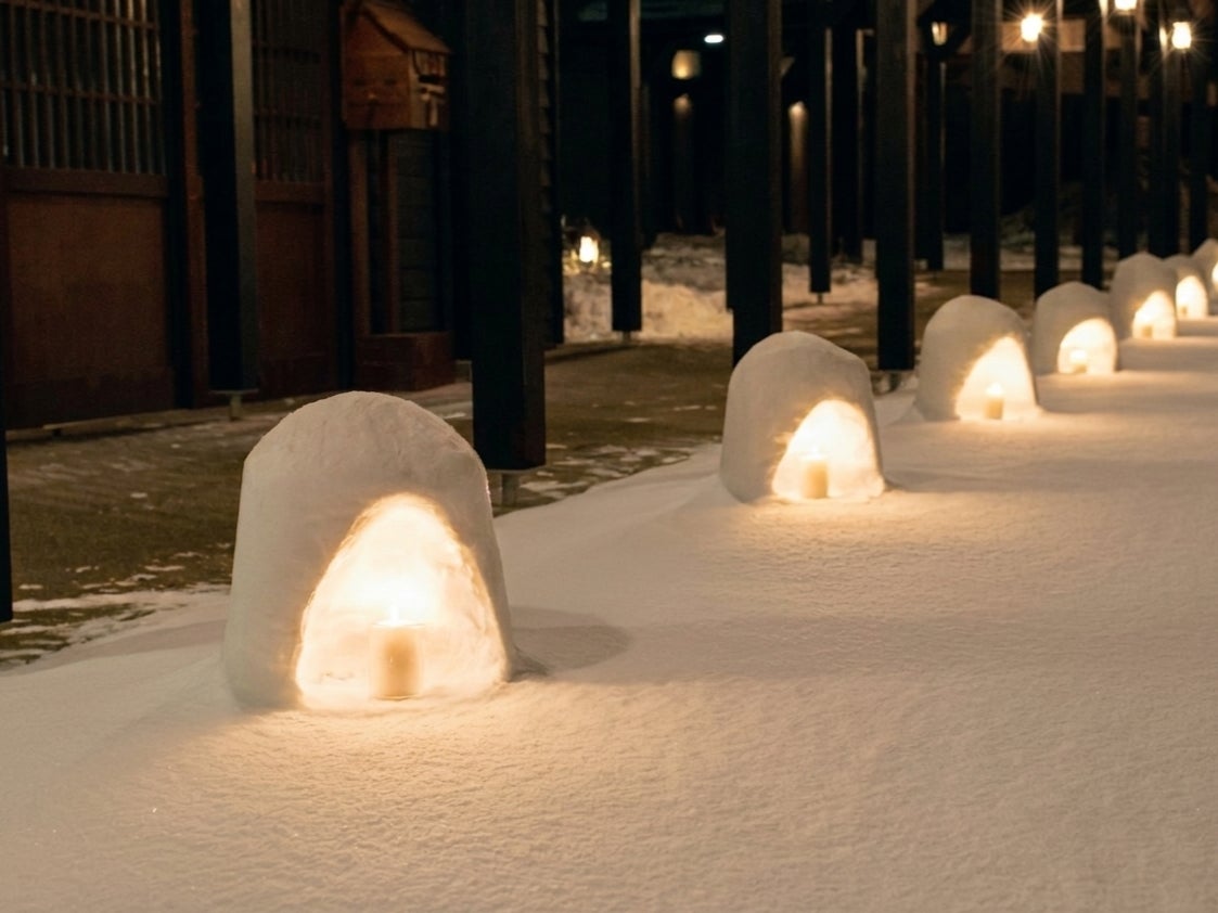 かまくら雪灯篭が灯る