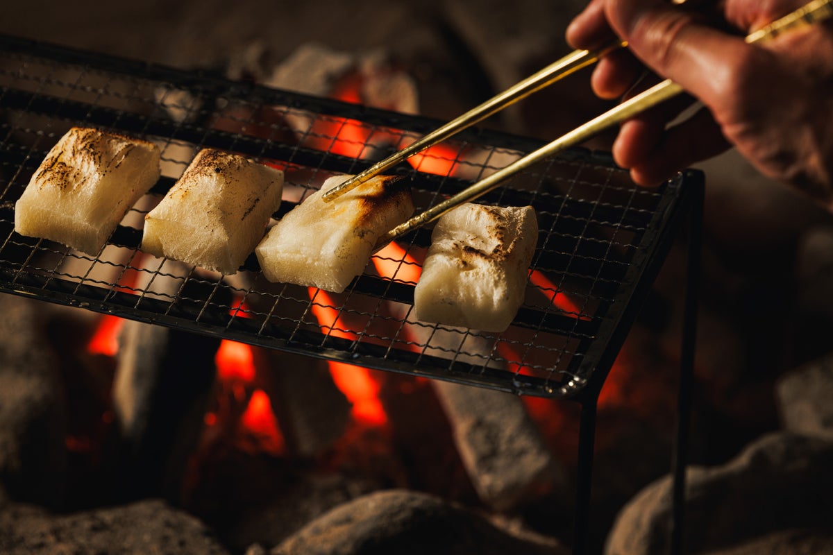 炭火で焼き目がつく角餅