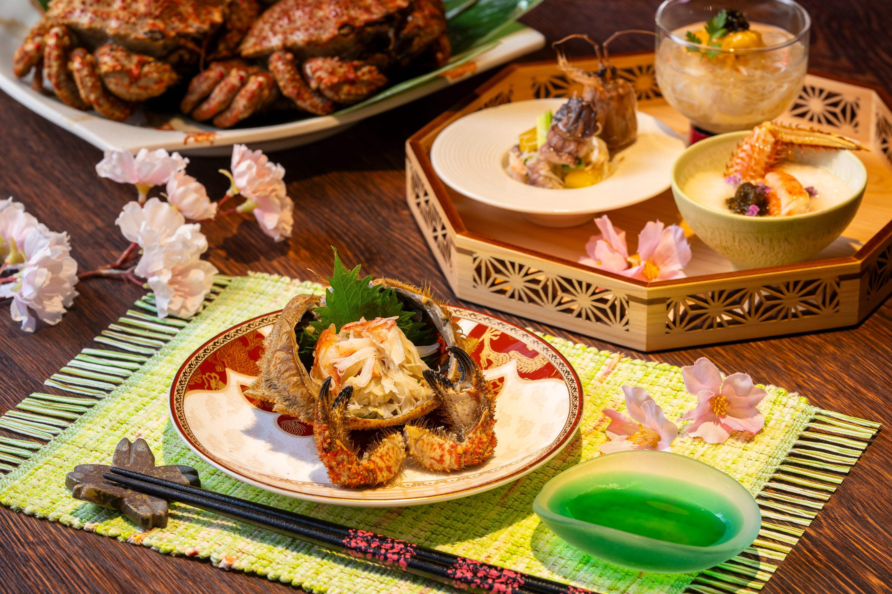 星野リゾート 青森屋】蟹のおつまみと桜のカクテルで青森の春を堪能