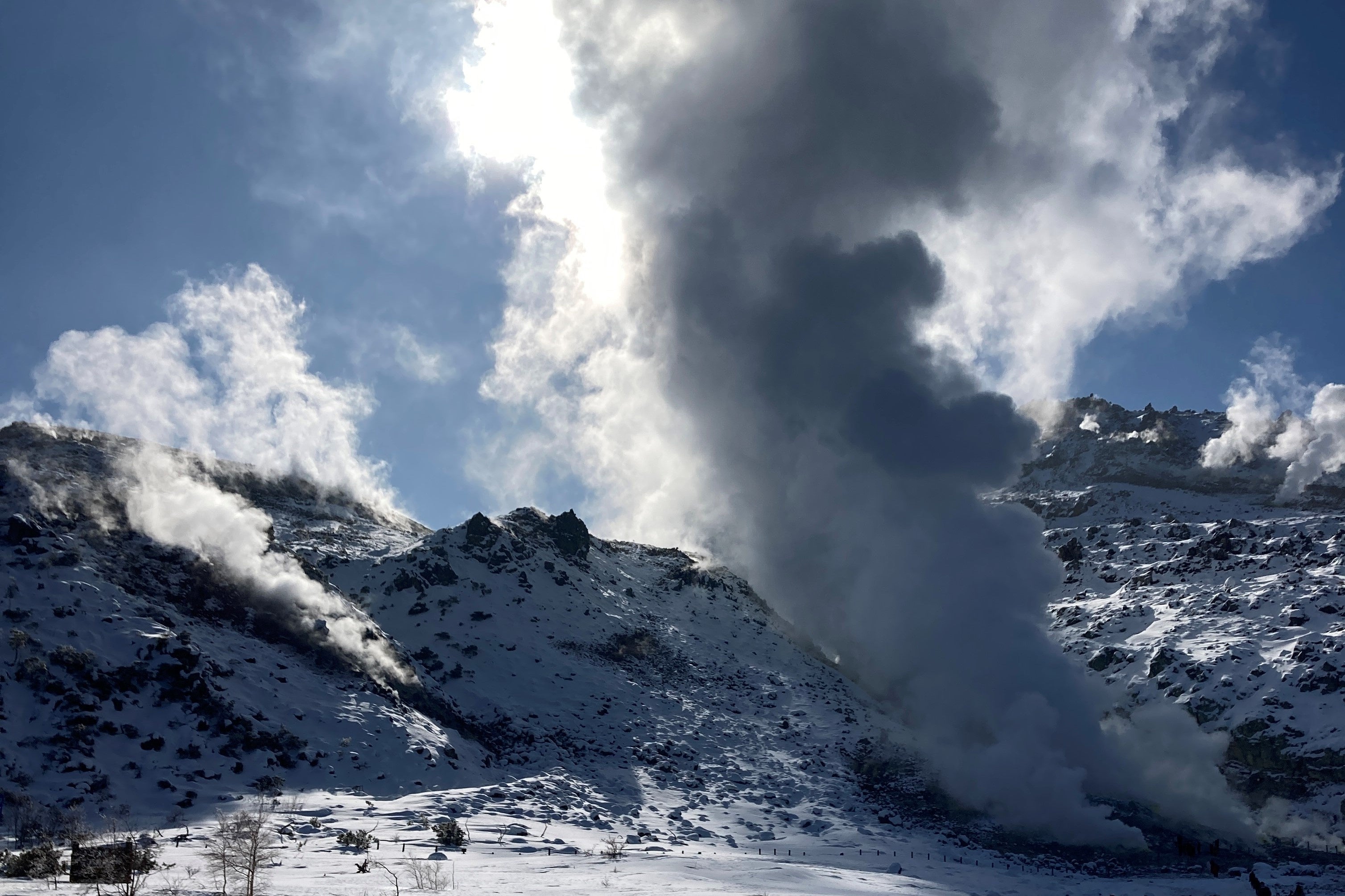 北海道・弟子屈町　川湯温泉の泉源となる「硫黄山」