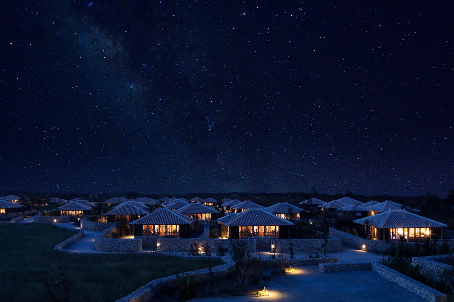 星空の下の星のや竹富島の屋外ホットプール