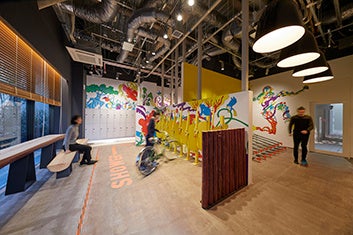 室内駐輪場とシャワールーム