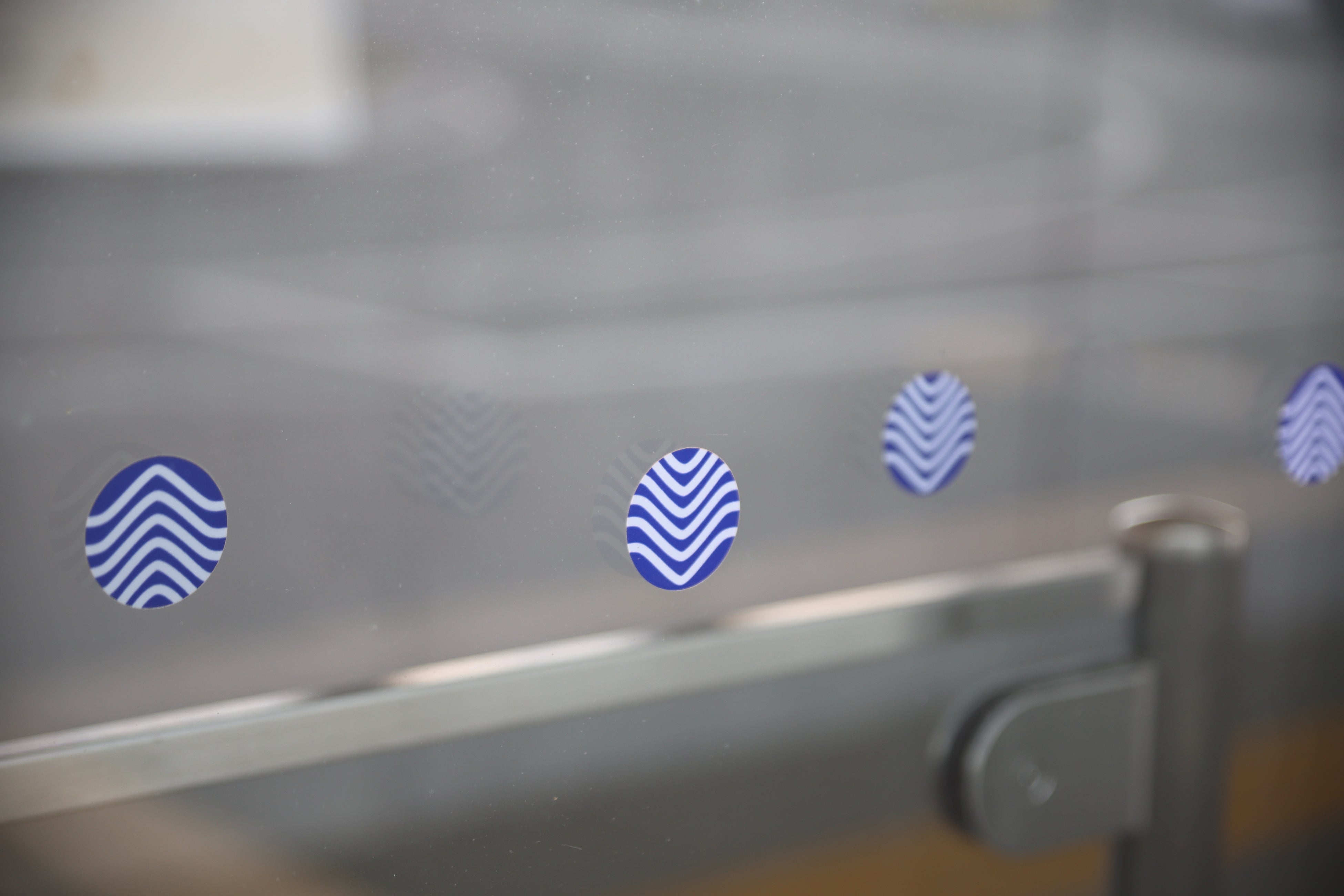 駅舎にデザインされたピュアチョコレートのモチーフ