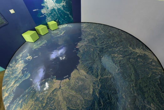 足元には八代海沿岸地域の衛星写真