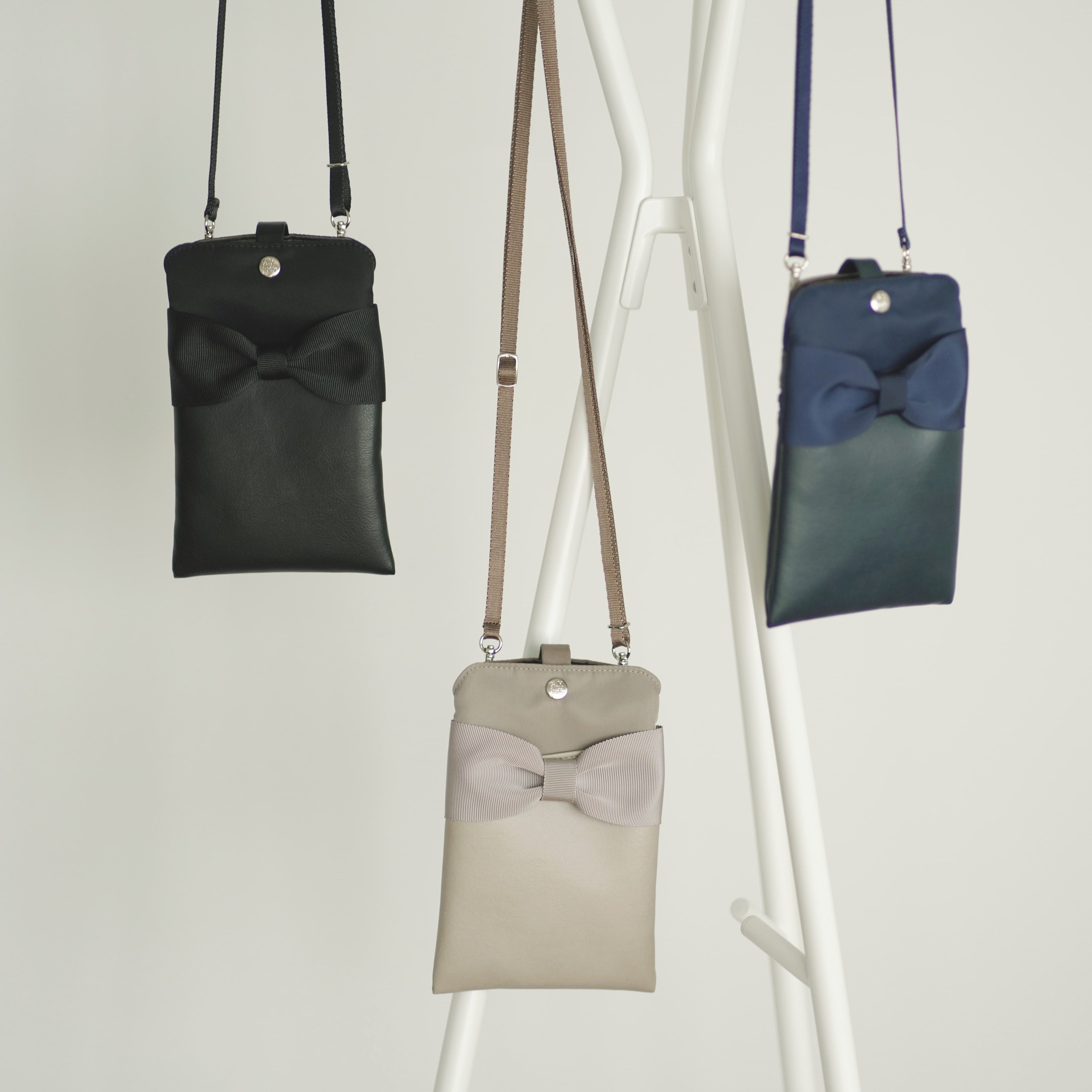 シリーズ累計7万個突破！A.Y.Judieの軽量スマホポーチ“大人リボン”に