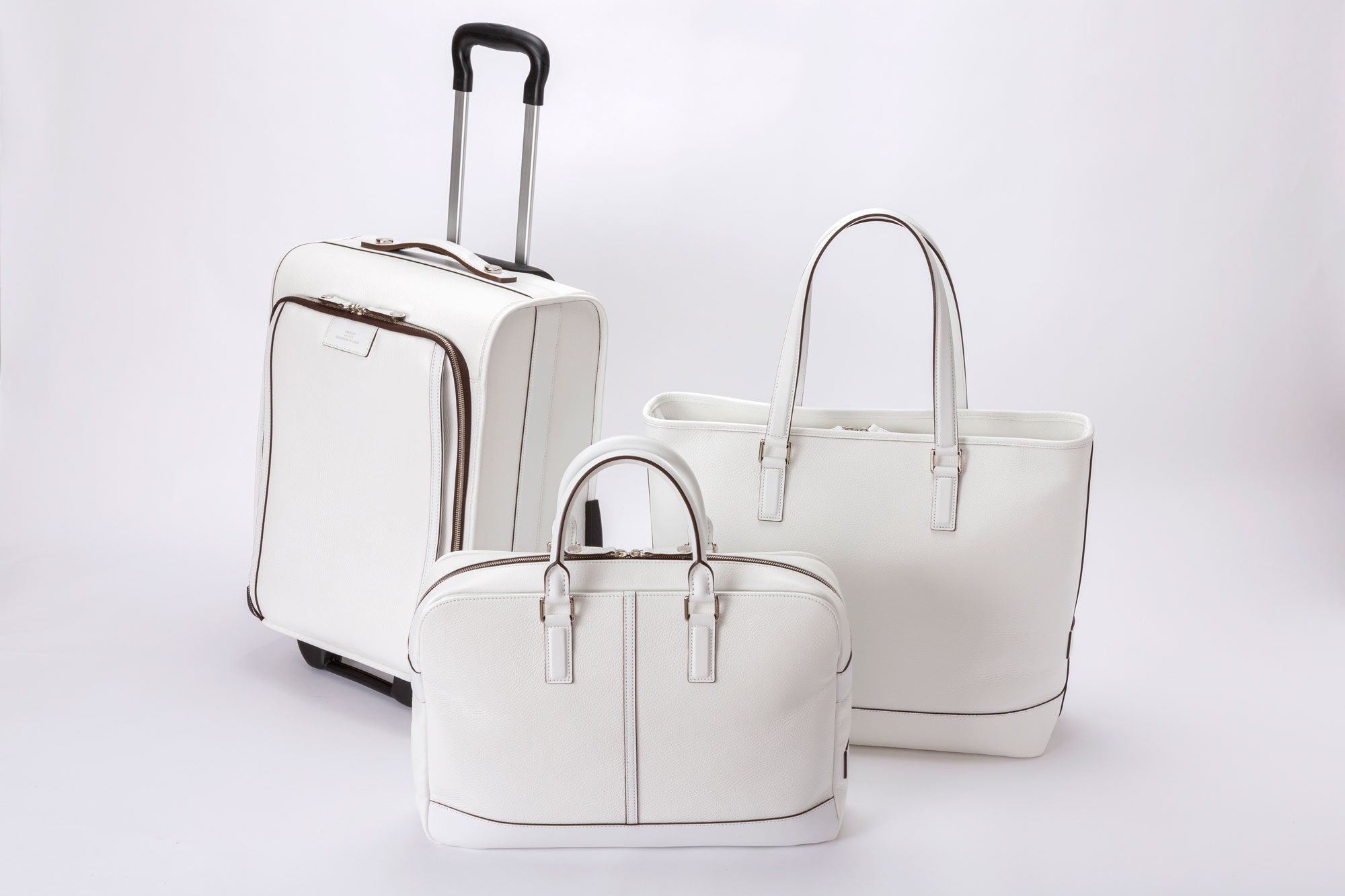 左から、CARRY BAG　198,000円、 BRIEFCASE　83,600円、LARGE TOTE　81,400円、